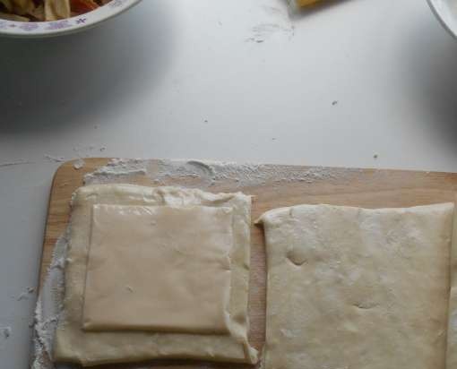 Buste di pasta sfoglia con formaggio fuso, mela e filetto di pollo