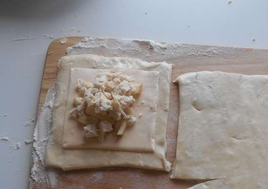 Buste di pasta sfoglia con formaggio fuso, mela e filetto di pollo