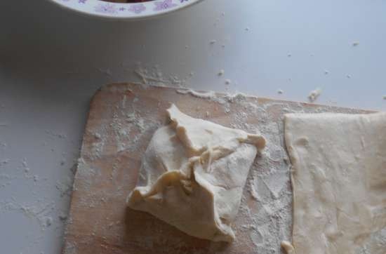 Buste di pasta sfoglia con formaggio fuso, mela e filetto di pollo