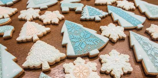 We decorate gingerbread cookies, cookies