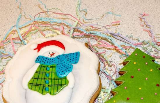 We decorate gingerbread cookies, cookies