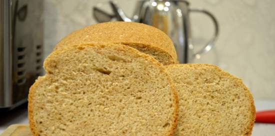 Pane grigio su birra leggera in una macchina per il pane