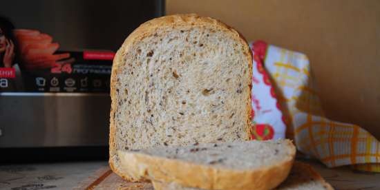 Pane di grano con semi di lino, sesamo e girasole in una macchina per il pane