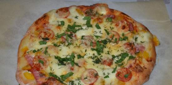 Pizza met gebakken paprika en ham