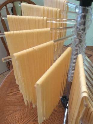 Sfogliatrici per pasta-tagliatelle (selezione del modello, caratteristiche, recensioni)