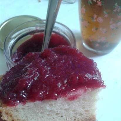 Mabangong berry at zucchini jam