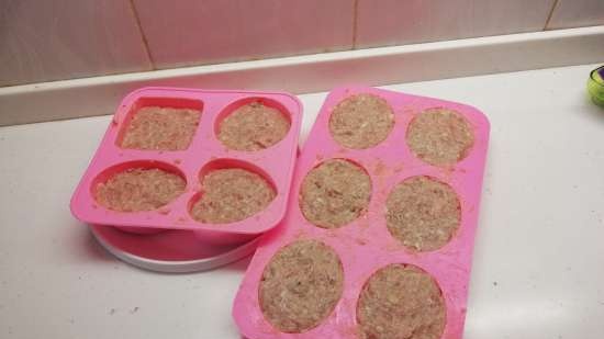 Preparazione di polpette e non solo in stampi da ghiaccio in silicone