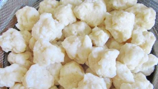 คอทเทจชีส gnocchi กับบรอกโคลีและซอสครีม