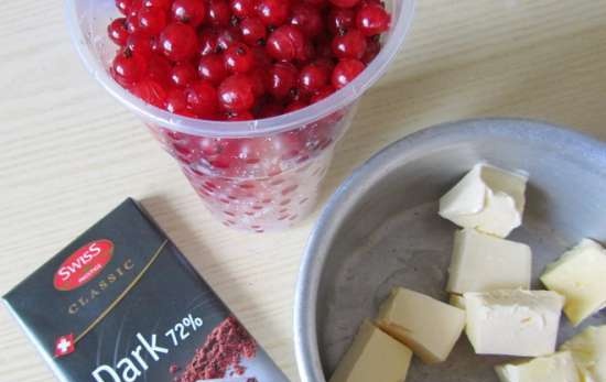 Brownie with cottage cheese and red currant