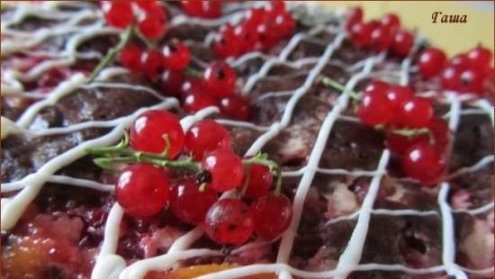 Brownie con requesón y grosella roja