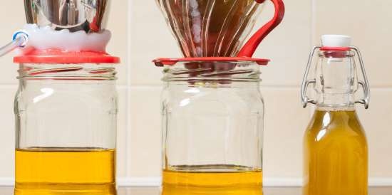 Spremere l'olio di lino su un frantoio domestico