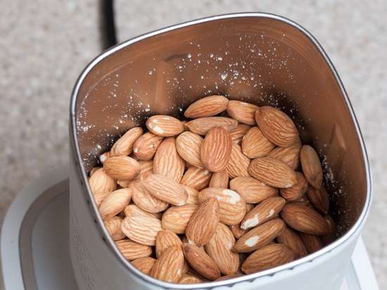 Abrikozenpit en cashewpasta (urbech) op melange