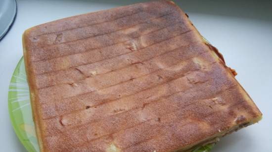 Pastel de levadura líquida con patatas, chucrut y champiñones en multicámara Redmond