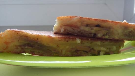 Pastel de levadura líquida con patatas, chucrut y champiñones en multicámara Redmond