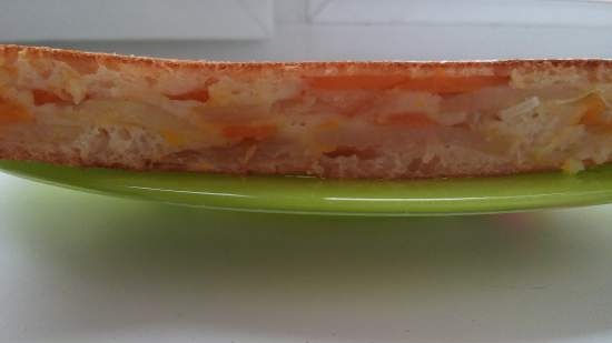 Pastel de levadura líquida con patatas, chucrut y champiñones en multicámara Redmond