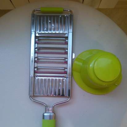 Vegetable graters and shredders, kevlar gloves