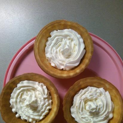 Wafer rolls with cream