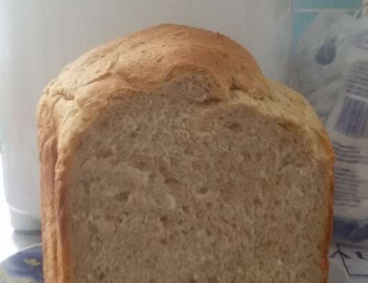 Pane grigio su birra leggera in una macchina per il pane