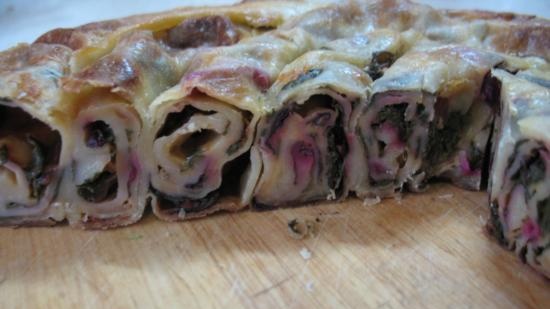 Burek na may mga tuktok ng keso at beet