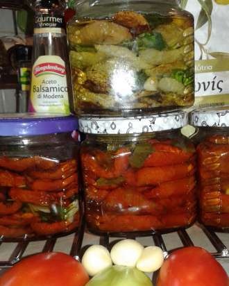 Zongedroogde tomaten in de oven in geurige olie (koken en inblikken)