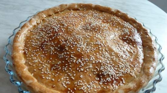 Torta di panna acida con cipolle verdi e uova