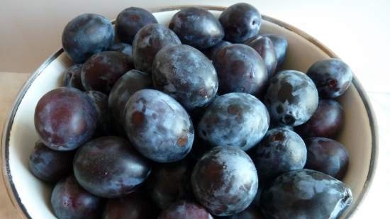 Pastís de prunes amb farciment de mató