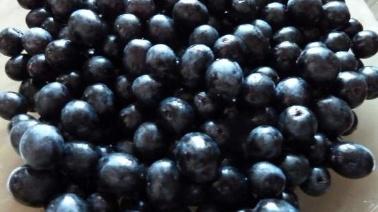 Pastel de uvas en una cama de plumas