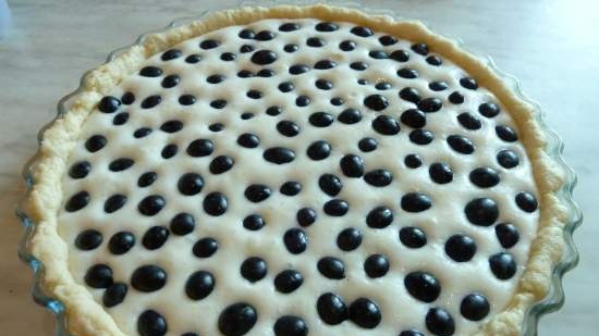 Pastel de uvas en una cama de plumas