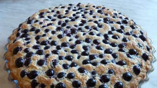 Pastel de uvas en una cama de plumas