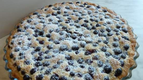 Pastel de uvas en una cama de plumas