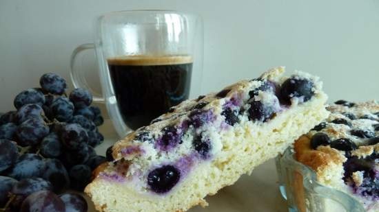 Pastel de uvas en una cama de plumas