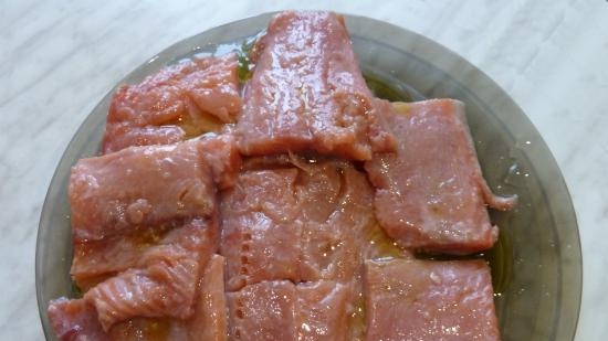 Salmón rosado en crema agria con costra de queso