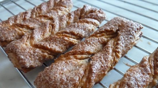 Biscotti con pasta lievitata alla cannella