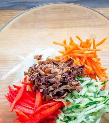 Ensalada harbin con cantofu y setas muer