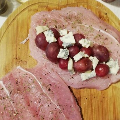 Filetto di pollo con uva e formaggio blu