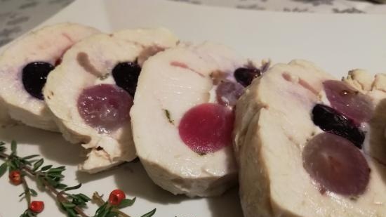 Filetto di pollo con uva e formaggio blu