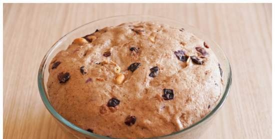 Pane di segale di grano con ciliegia Bessey e arachidi