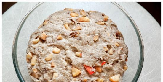 Pane di segale di grano con mele e noci