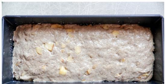 Pane di segale di grano con mele e noci