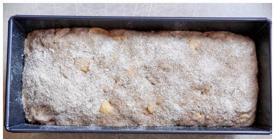 Pane di segale di grano con mele e noci