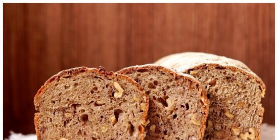 Pane di segale di grano con mele e noci