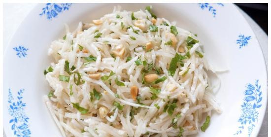 Daikon con nueces y hierbas