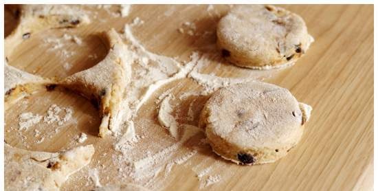 Scones amb farina de sègol, panses i gingebre