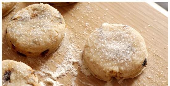 Scones amb farina de sègol, panses i gingebre