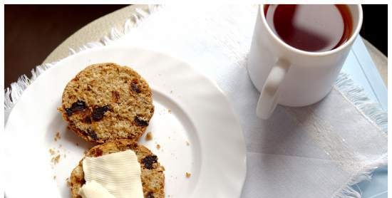 Scones met roggemeel, rozijnen en gember