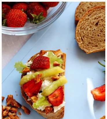 Bruschetta s jahodami, chřestem a sýrem feta