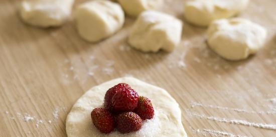 Gjærdumplings med bær og epler, dampet (deig uten egg)