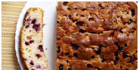 Torta con farina di grano saraceno e ribes nero