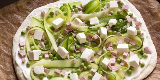 Pizza con zucchine e salsa cremosa di ricotta