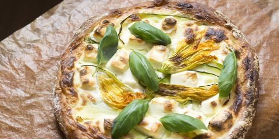 Pizza con zucchine e salsa cremosa di ricotta